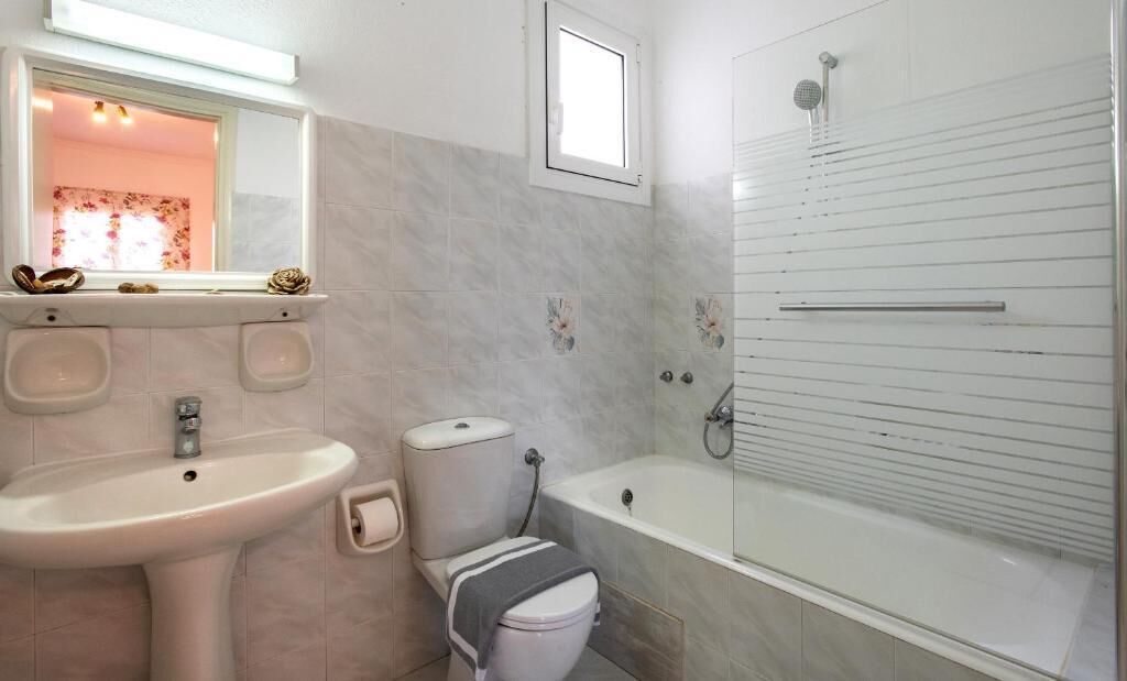 Un baño con lavabo, inodoro y bañera.