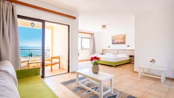 Sea View Comfort Studio with balcony | 1 camera, una cassaforte in camera, con stile personalizzato