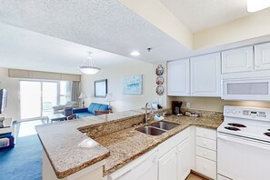 ثلاجة، ميكروويف، فرن، موقد طهي مسطح