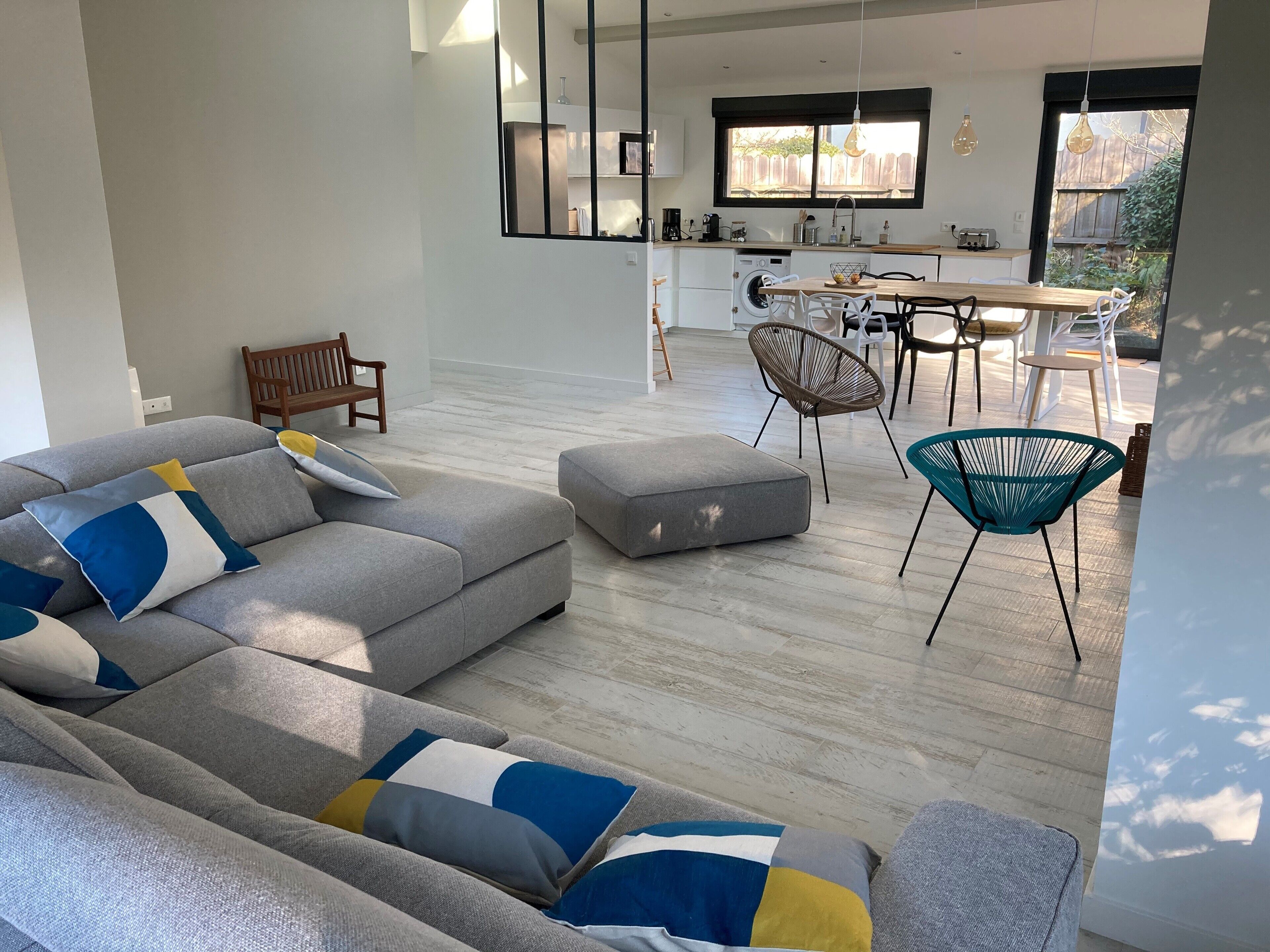 Grande pièce de vie de 60m2 ouverte sur terrasse bois / Cheminée 