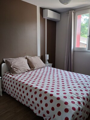 2 bedrooms, iron/ironing board, travel crib, free WiFi - HOUSE WITH GARDEN (Saint-Médard-en-Jalles)