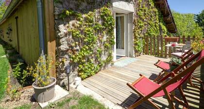 Charming mountain studio with garden, pets allowed