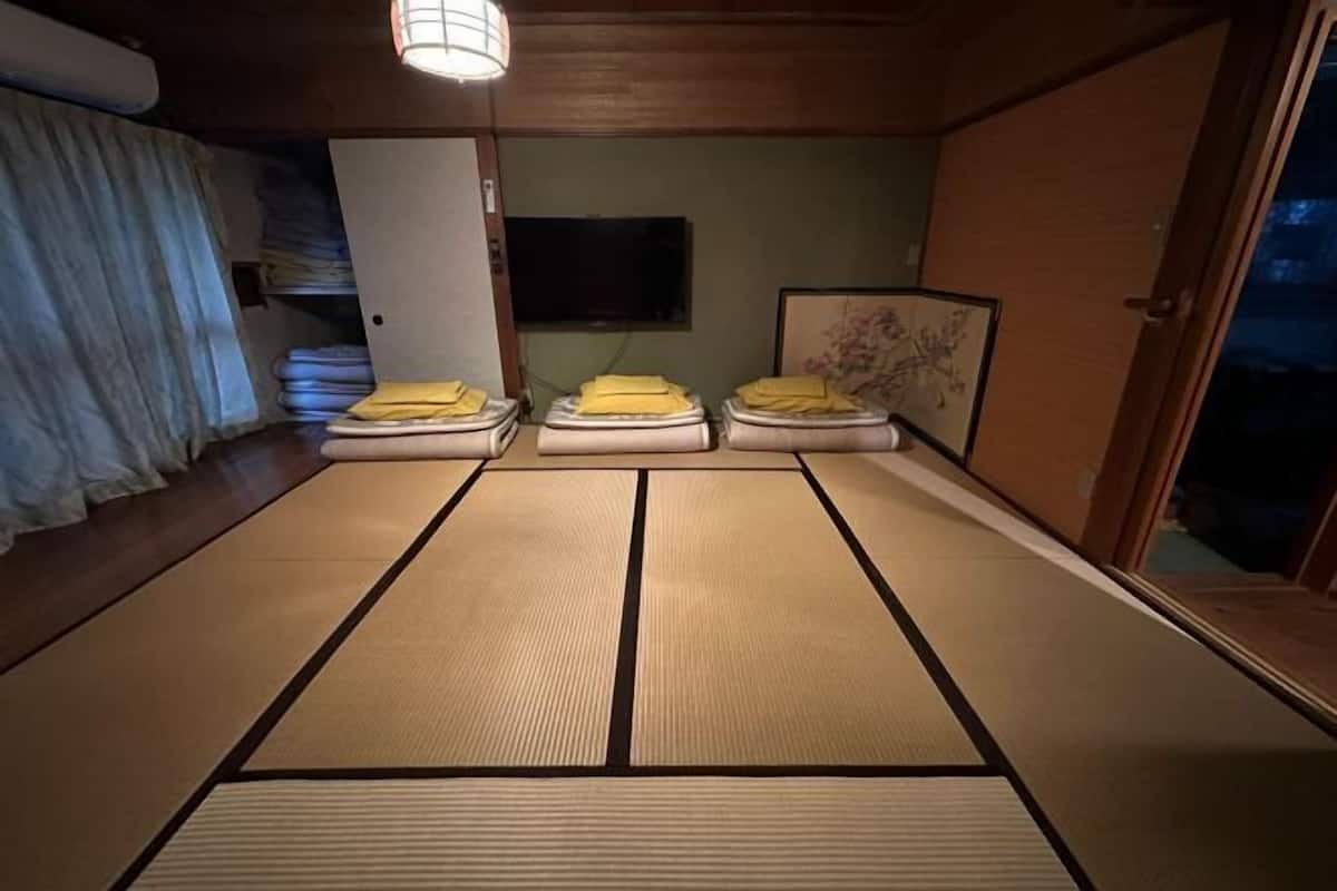Tabla de planchar con plancha y ropa de cama