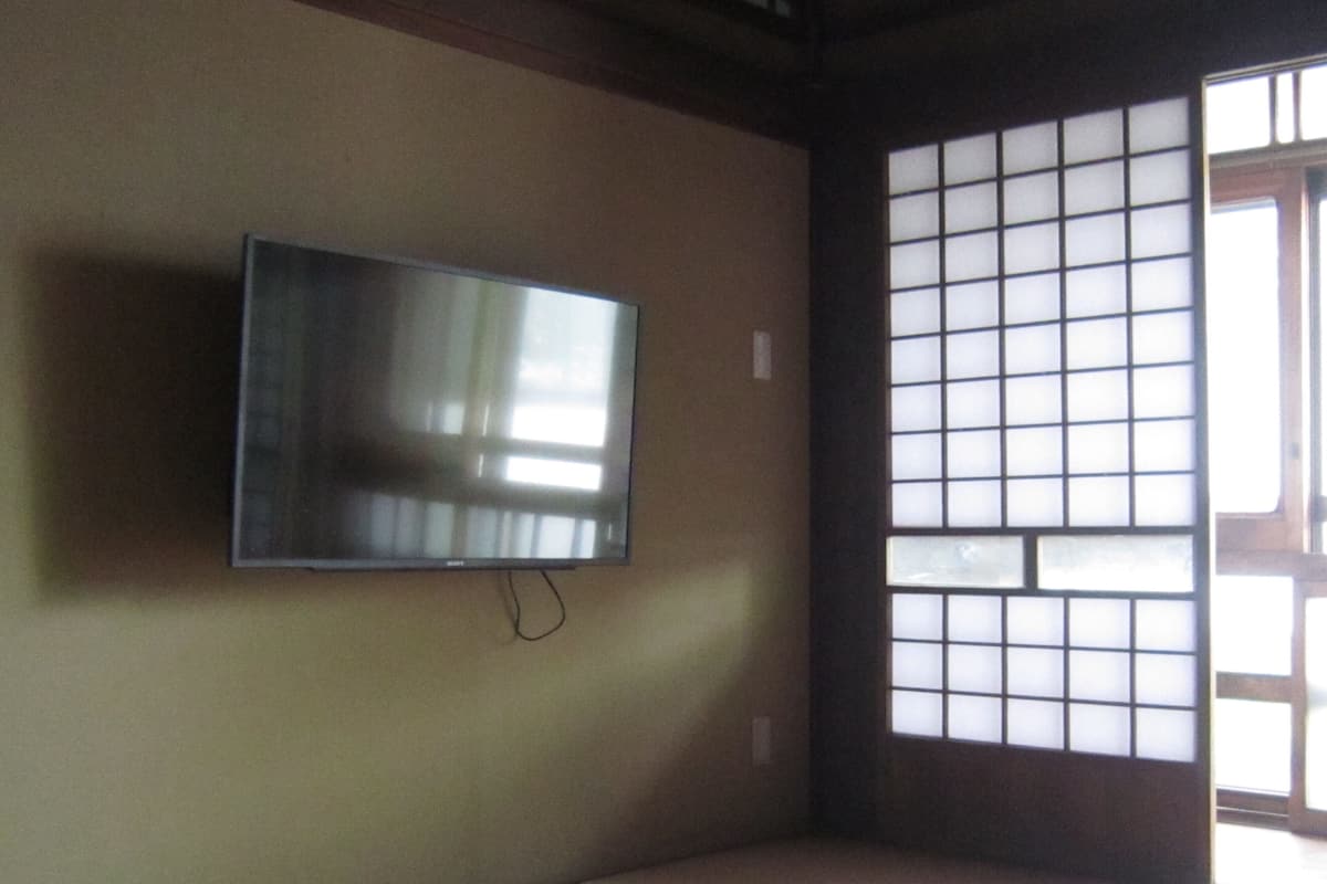 Tabla de planchar con plancha y ropa de cama