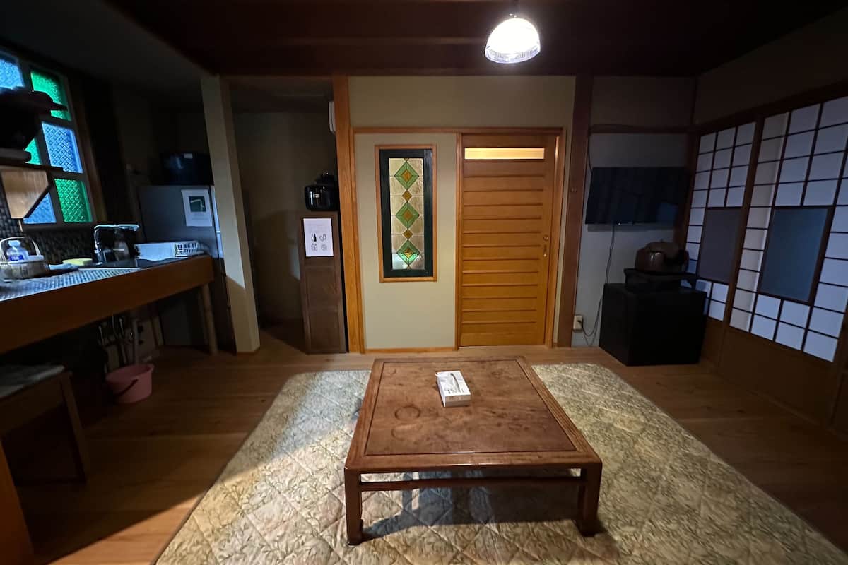Tabla de planchar con plancha y ropa de cama