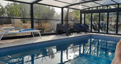 Le gite des Roy, a large house with air conditioning and private heated pool