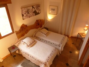 2 chambres, coffres-forts dans les chambres, fer et planche à repasser