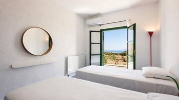 4 chambres, coffres-forts dans les chambres, fer et planche Ă repasser