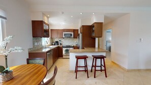 Private kitchen - ☀️🏖️Spinnaker 1432 by IRE Vacations - 2 Bedroom Condo with Resort Amenities (Oyster Pond)