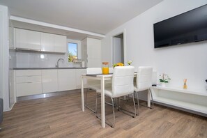 Kühlschrank, Mikrowelle, Geschirrspüler