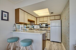 คอนโด, 1 ห้องนอน | ครัวส่วนต��ัว | ตู้เย็น, ไมโครเวฟ, เตาอบ, เครื่องล้างจาน