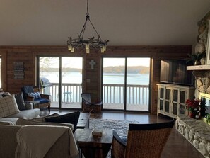 Smart TV, fireplace, stereo