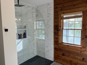 Ensemble douche/baignoire, sèche-cheveux, serviettes fournies, savon