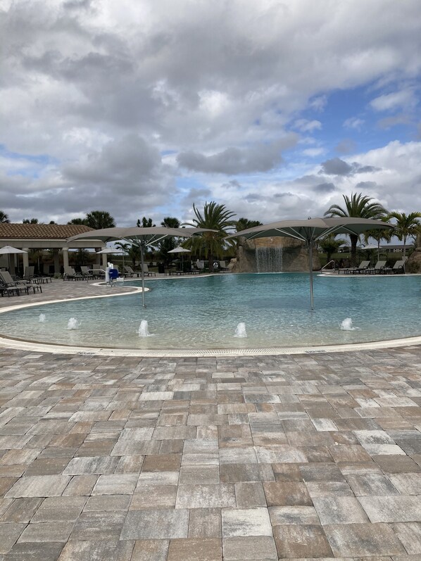 Lämmitetty uima-allas