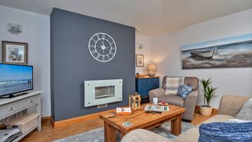 Una televisión, una chimenea