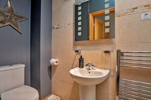 Dutxa, assecador de cabells, tovalloles i paper higiènic 