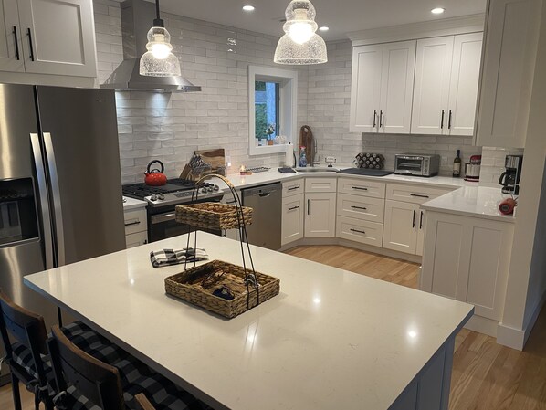 Réfrigérateur, four à micro-ondes, un four, surface de cuisson