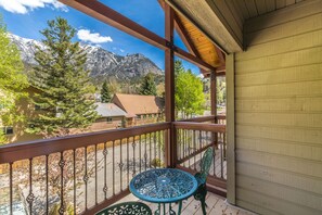 Outdoor dining - Riverfront Townhome - Great Location & Views - Walk to Ouray - Spacious Deck (Ouray)