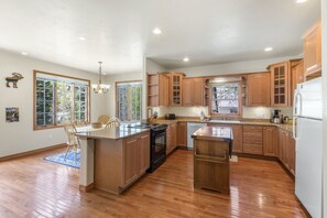 Fridge, microwave, oven, stovetop - Riverfront Townhome - Great Location & Views - Walk to Ouray - Spacious Deck (Ouray)