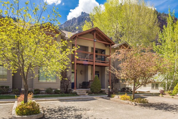 Exterior - Riverfront Townhome - Great Location & Views - Walk to Ouray - Spacious Deck (Ouray)