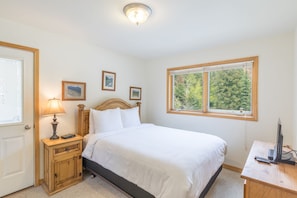 2 bedrooms, iron/ironing board, free WiFi, bed sheets - Mountain Views | Across from River Walk | Deck (Ouray)