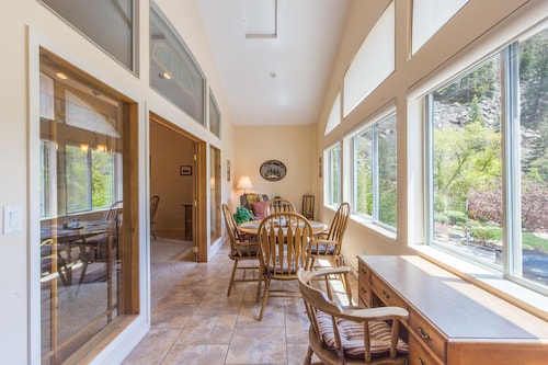 Unbeatable Location - Across from Ouray Hot Springs - Walk to Downtown