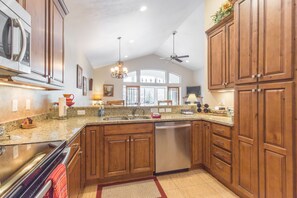 Fridge, microwave, oven, stovetop - Walk to Downtown - Across from Ouray Hot Springs - Townhome with Balcony (Ouray)