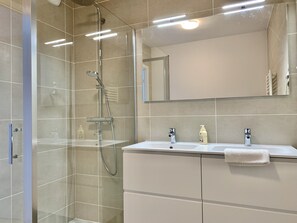 Shower, towels