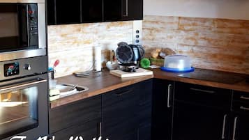 Frigorífico, microondas, horno y placa de cocina