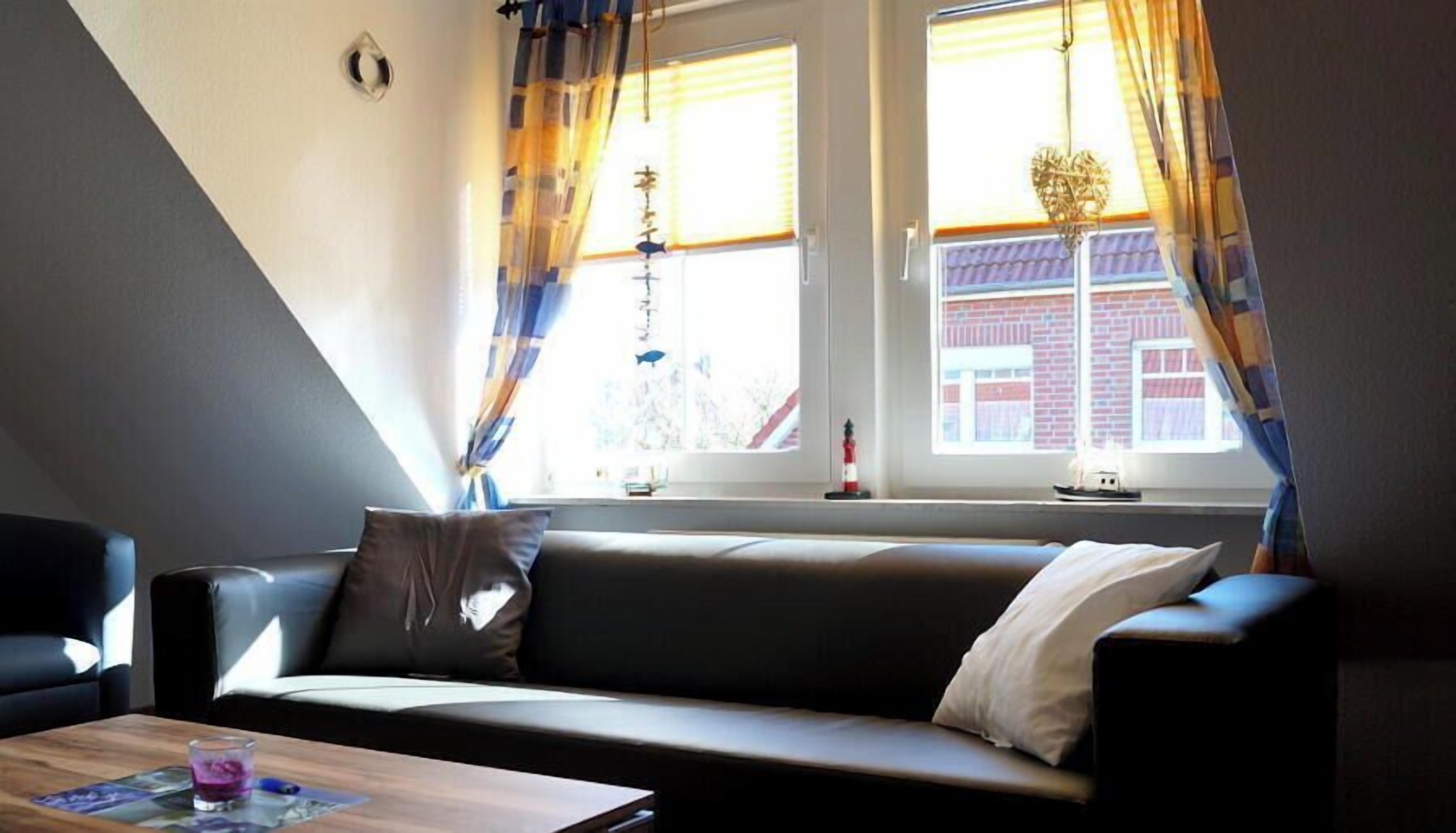 Een televisie en een stereo