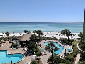 Un resort con piscina, playa y vista al océano.