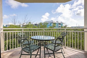 Outdoor dining - The Tortuga at Sunrise Suites - Balcony & Pool (Key West)