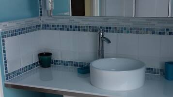 Ducha, secador de pelo, toallas y jabón