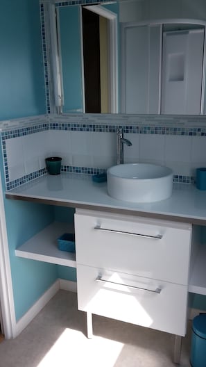 Shower, hair dryer, towels, soap - Comfortable farm cottage 10 minutes from the sea (Bosville)