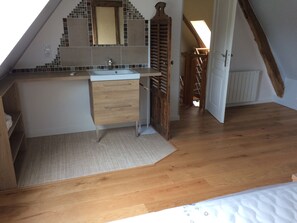 3 bedrooms, desk, iron/ironing board, travel cot