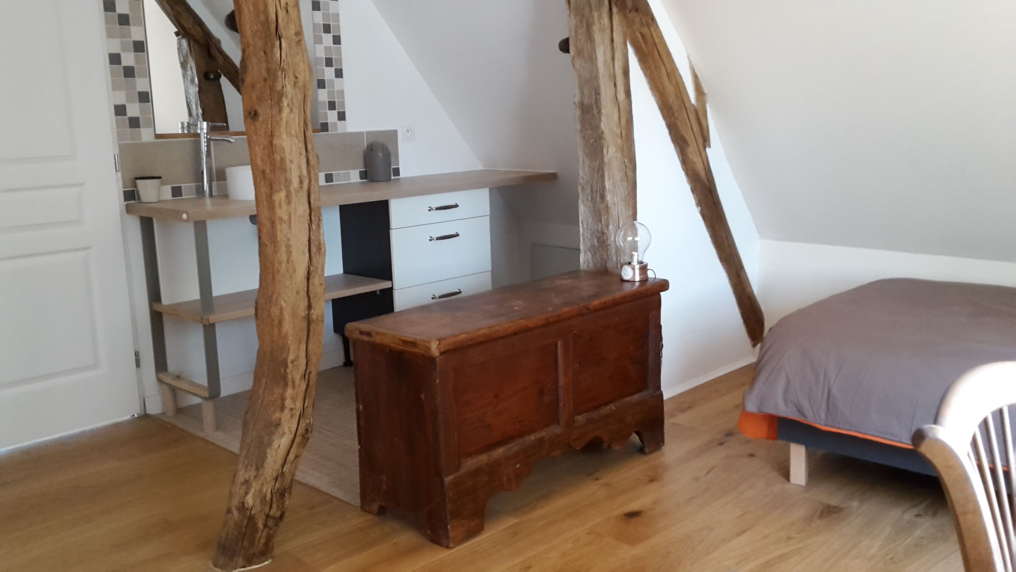 3 dormitorios, escritorio, tabla de planchar con plancha y cuna de viaje