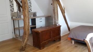 3 dormitorios, escritorio, tabla de planchar con plancha y cuna de viaje