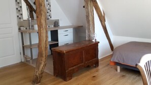 3 bedrooms, desk, iron/ironing board, travel cot