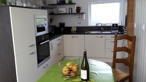 Fridge, microwave, oven, stovetop - Comfortable farm cottage 10 minutes from the sea (Bosville)