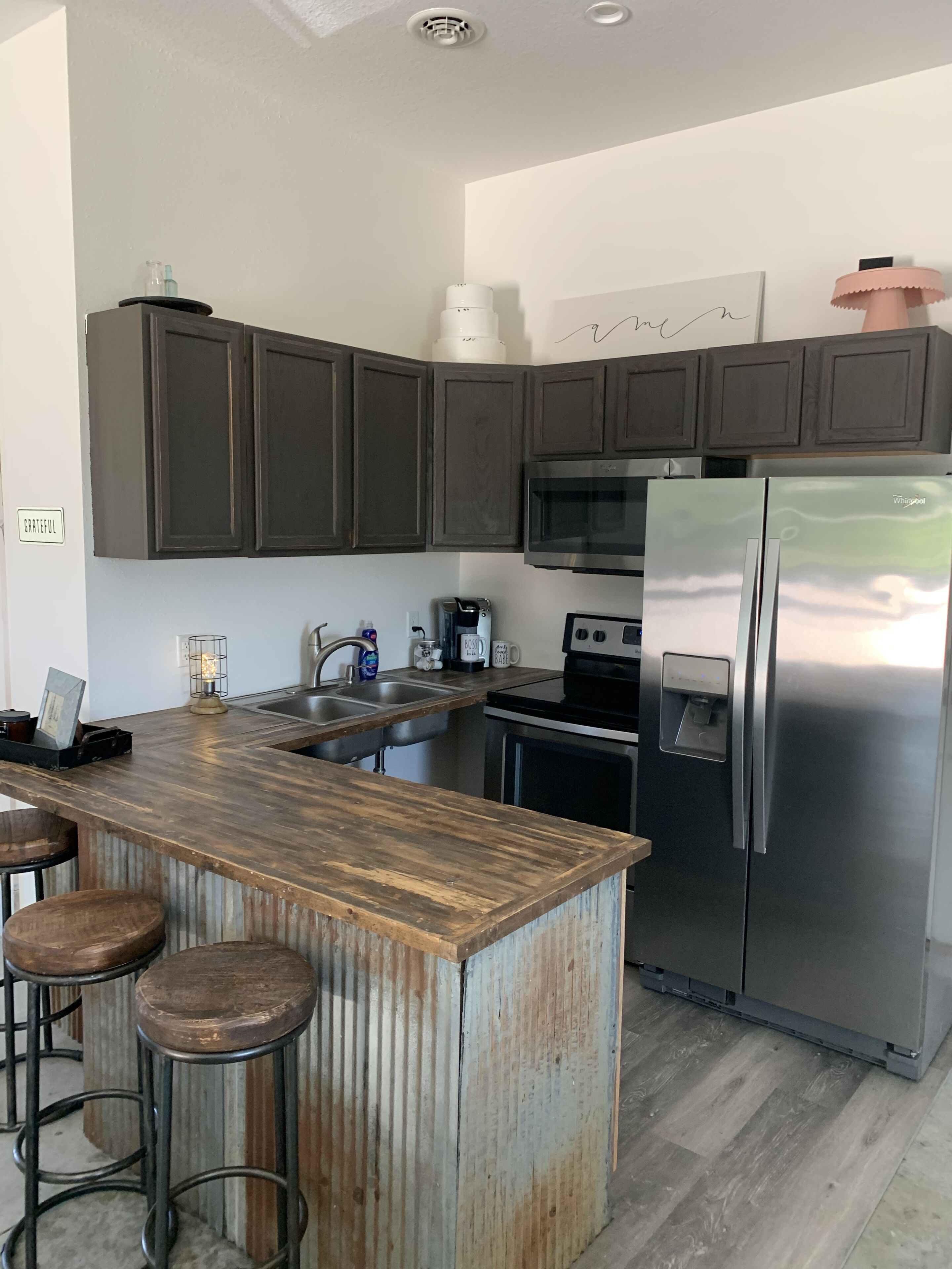 Frigorífico, microondas, horno y placa de cocina