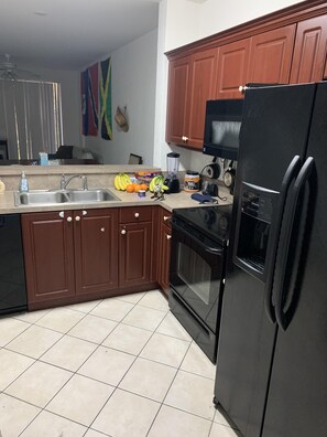 Jääkaappi, mikroaaltouuni, uuni, liesi