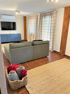Smart TV, fireplace, stereo