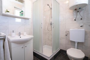 Dusche, Handtücher, Seife, Toilettenpapier
