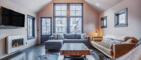 Flat-screen TV, fireplace, stereo