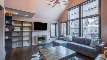 Televisión de pantalla plana, chimenea y estéreo