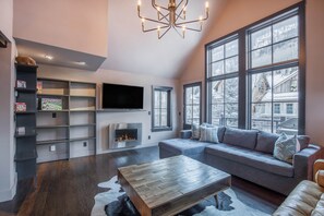 Flat-screen TV, fireplace, stereo
