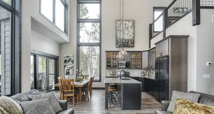 Open Concept Modern Cabin w/ 7 Person Hot tub, Games, TVs & Clubhouse w/Pool