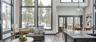 Newly Built Modern Cabin w/ 7 Person Hot tub, Games, TVs & Clubhouse w/Pool