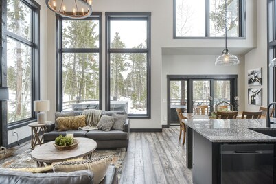 Newly Built Modern Cabin w/ 7 Person Hot tub, Games, TVs & Clubhouse w/Pool