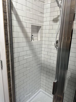 Combined shower/bathtub, towels, soap, shampoo - Deep Water Lake House (Centre)